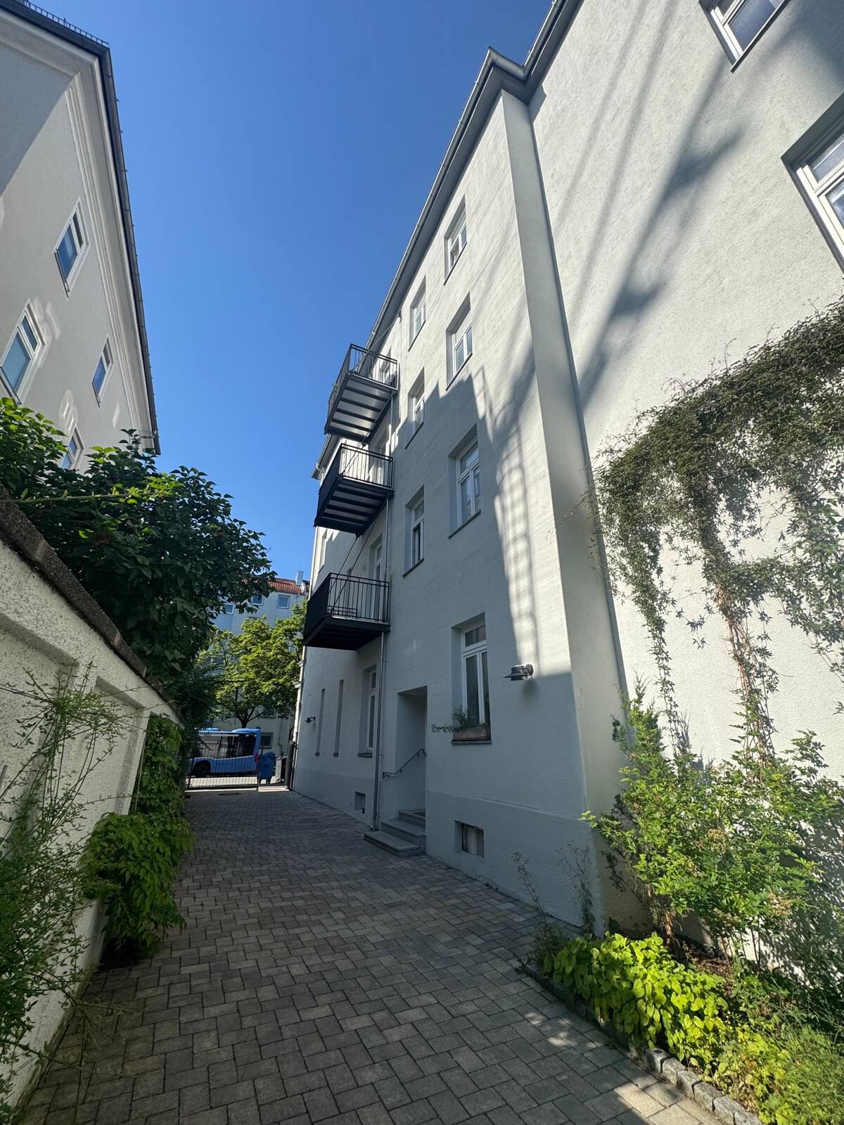 Charmante 3-Zimmer-Altbauwohnung direkt an der Isar – Baudenkmal, kernsaniert, von privat – 81371 München – Bild 1 von 9