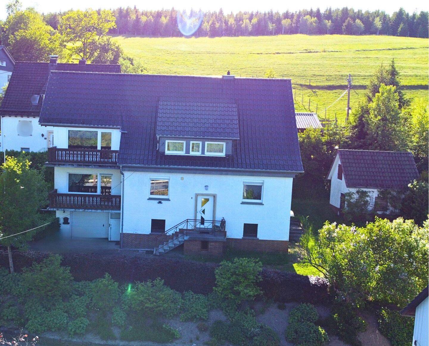 Vielseitig nutzbares Wohnhaus mit großzügigem Garten, Garage und zwei sonnigen Balkonen in schöner Wohnlage von Bad Berleburg-Aue – Bad Berleburg – Vorschaubild 2