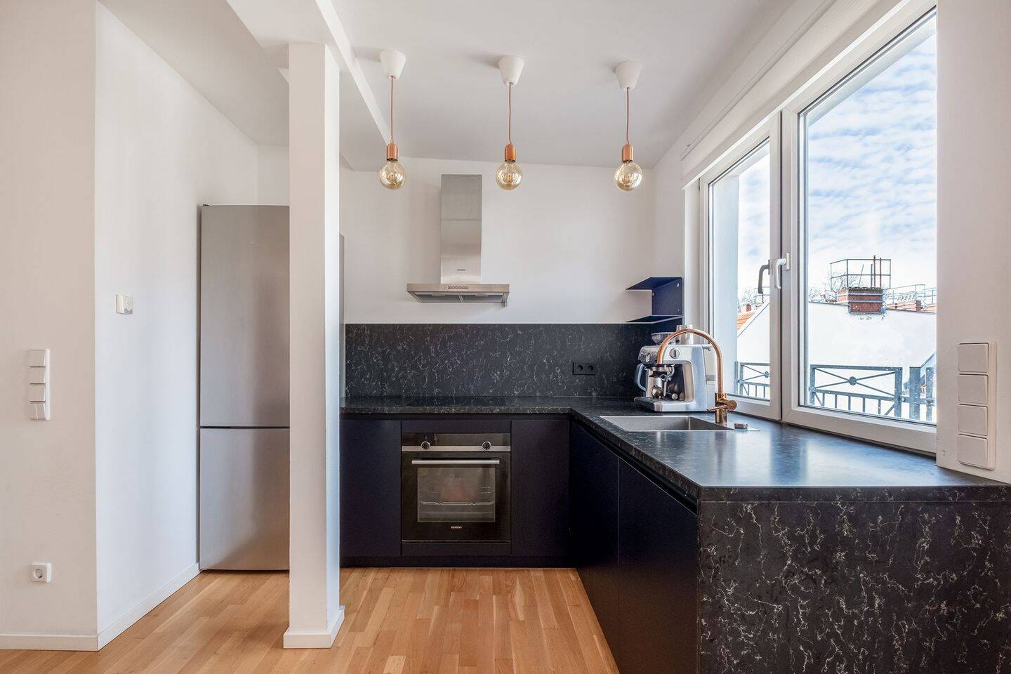 Moderne und lichtdurchflutete Dachgeschosswohnung im klassischen Altbau – Berlin – Vorschaubild 3