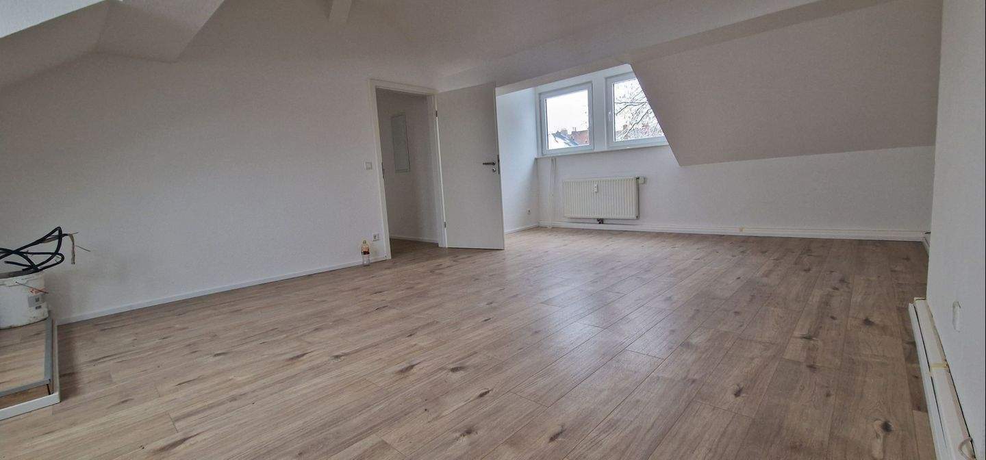Erstbezug nach Sanierung, 2 1/2 Zimmer Dachgeschosswohnung in der City in gepflegtem Objekt