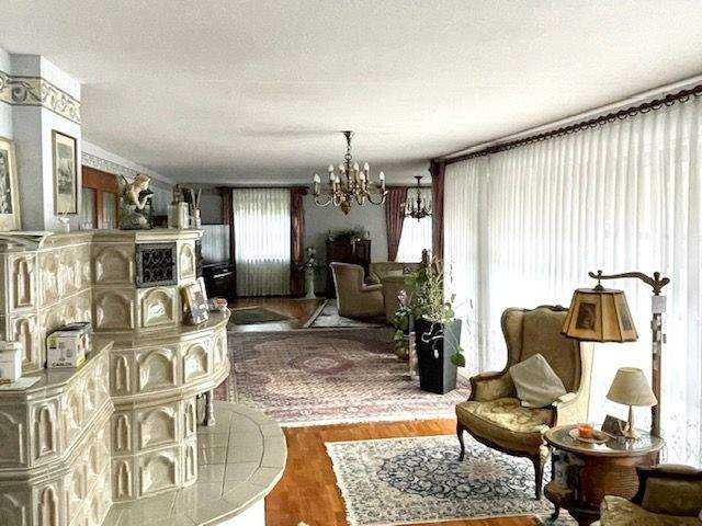 Stilvolles Einfamilienhaus mit drei Garagen in Zerzabelshof – Nürnberg – Vorschaubild 2