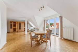 Maisonette mit Mehrwert: Flexibler Schnitt (2-3 Zi.), ausgebauter Dachboden & 2 Balkone!