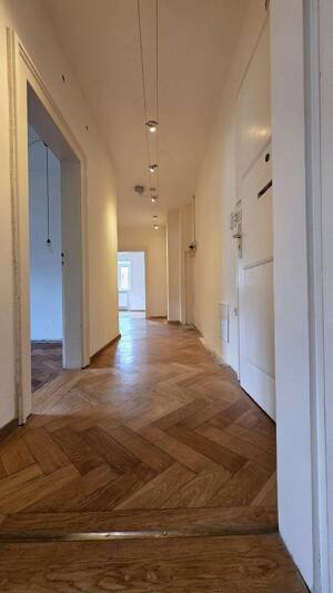 2-Zimmerwohnung in Neuhausen: Altbauwohnung mit Potenzial