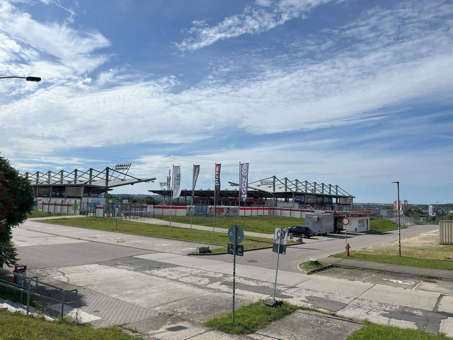Und die Jahreskarte fürs Stadion ist schon dabei...schöne 2-Zimmer-Wohnung mit Einbauküche, sofort einzugsfertig