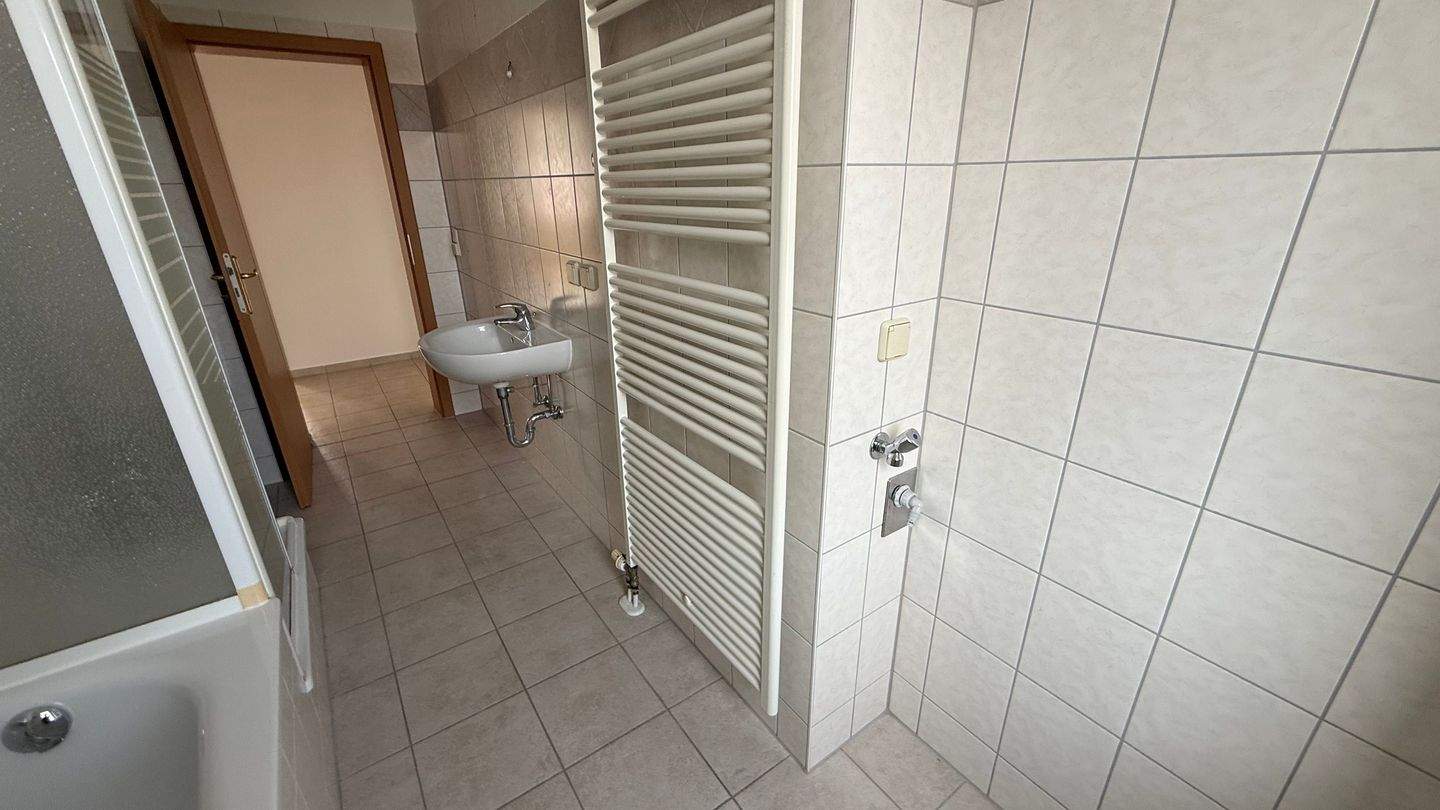 Dachgeschoss + Fußbodenheizung + großer Balkon + Bad mit Fenster – Chemnitz – Vorschaubild 4