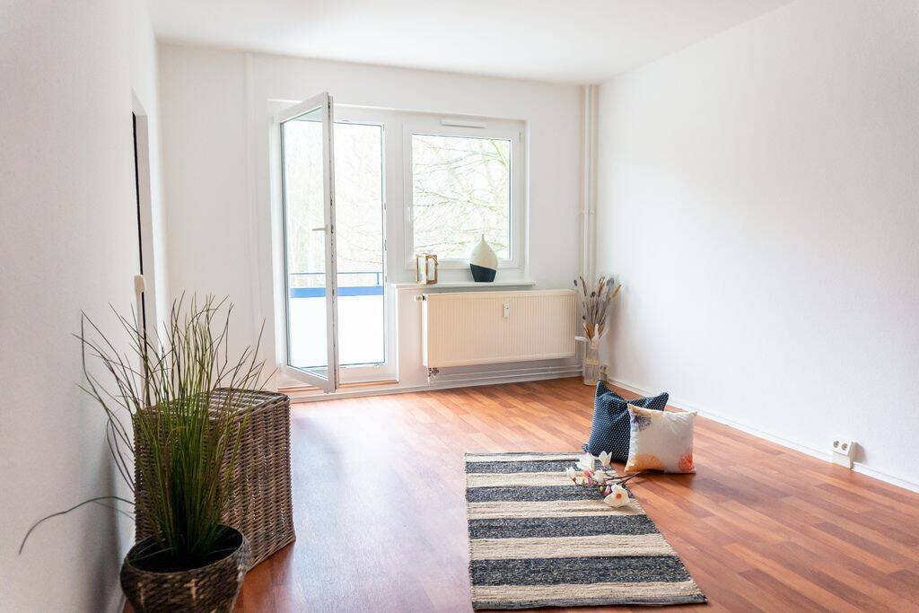 1-Raum-Wohnung mit Einbauküche und Balkon – Chemnitz – Vorschaubild 2