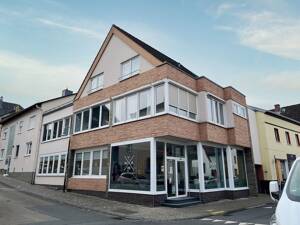KAUF: Mehrfamilienhaus mit Gewerbeeinheit und knapp 5 % Rendite sichern!