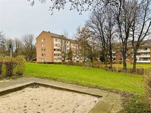 Bezugsfreie 2-Zimmer-Wohnung mit Weitblick, Balkon, Aufzug und Bodenkammer // Kiel-Dietrichsdorf – 24149 Kiel – Vorschaubild 2