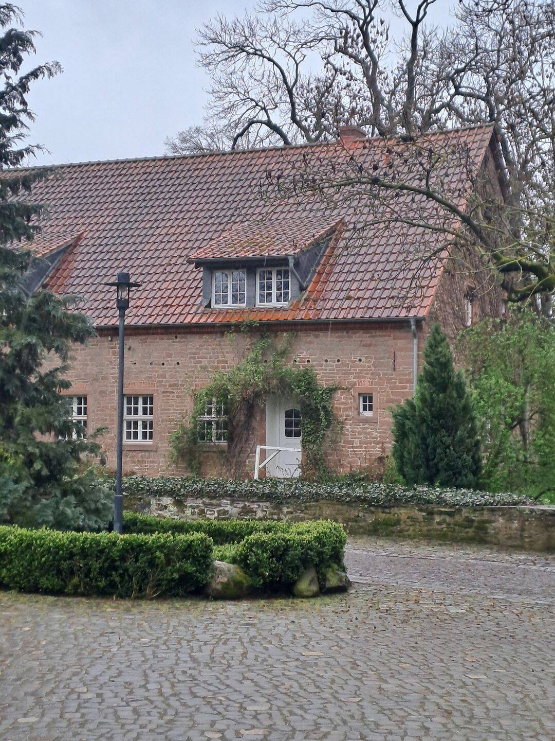 Das besondere Objekt zum Top-Preis ! Sanierte Doppelhaushälfte direkt am Schloss. – Altenhausen – Bild 1 von 9