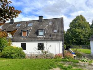 Familienglück auf ca. 754 m² Grundstück - Charmante Doppelhaushälfte mit großem Garten in Essen