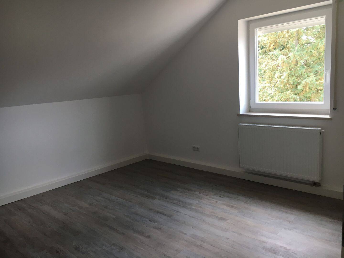 DG Wohnung 4 Zimmer, Küche, Bad, WC, Kellerraum u. Stellplatz – Schwabmünchen – Vorschaubild 4