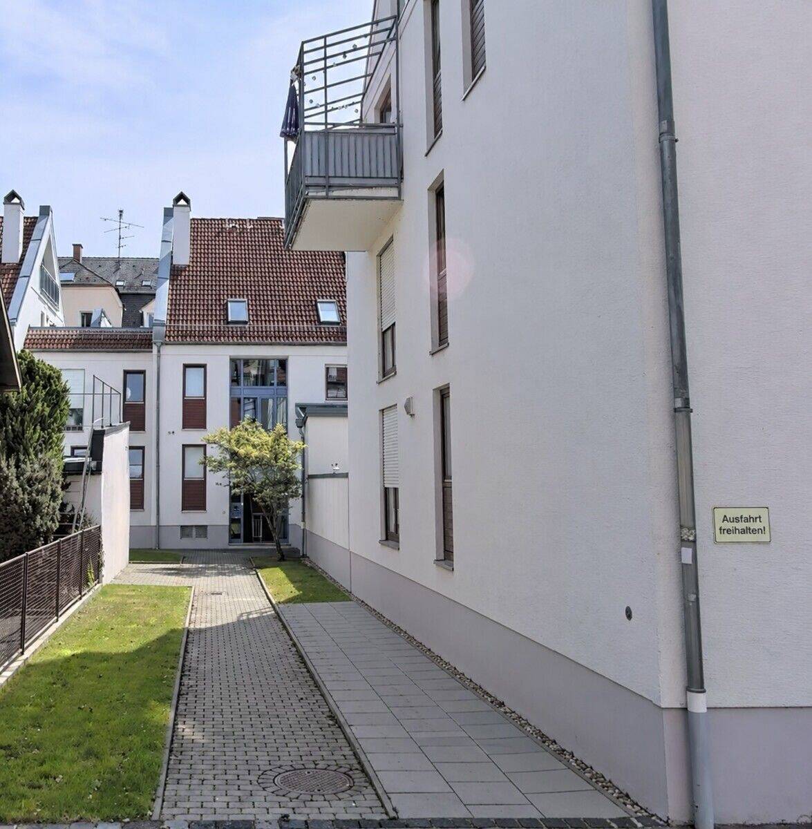 Zentral gelegene 2-Zimmer-Wohnung mit Terrasse und Duplex-Stellplatz in Augsburg