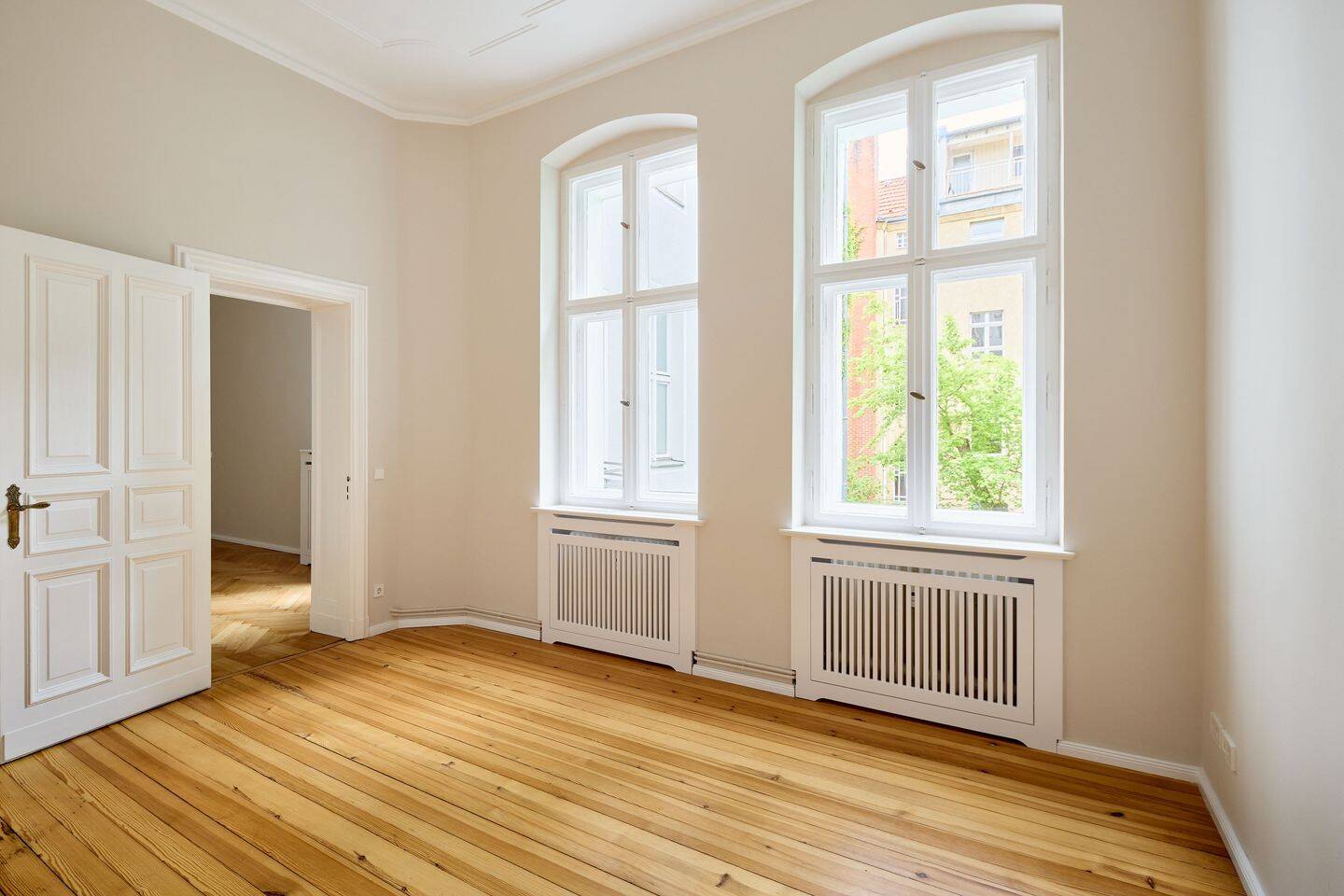Frisch sanierte 3-Zimmer-Altbauwohnung mit Südbalkon in Top-Lage nahe Ludwigkirchplatz – Berlin – Vorschaubild 5