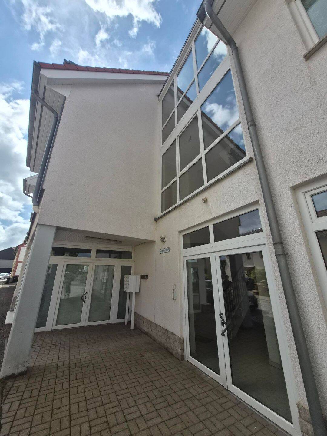 Besichtigung bitte telefonisch abstimmen! - 2 Raumwohnung mit Einbauküche und Balkon im 1. Obergeschoss