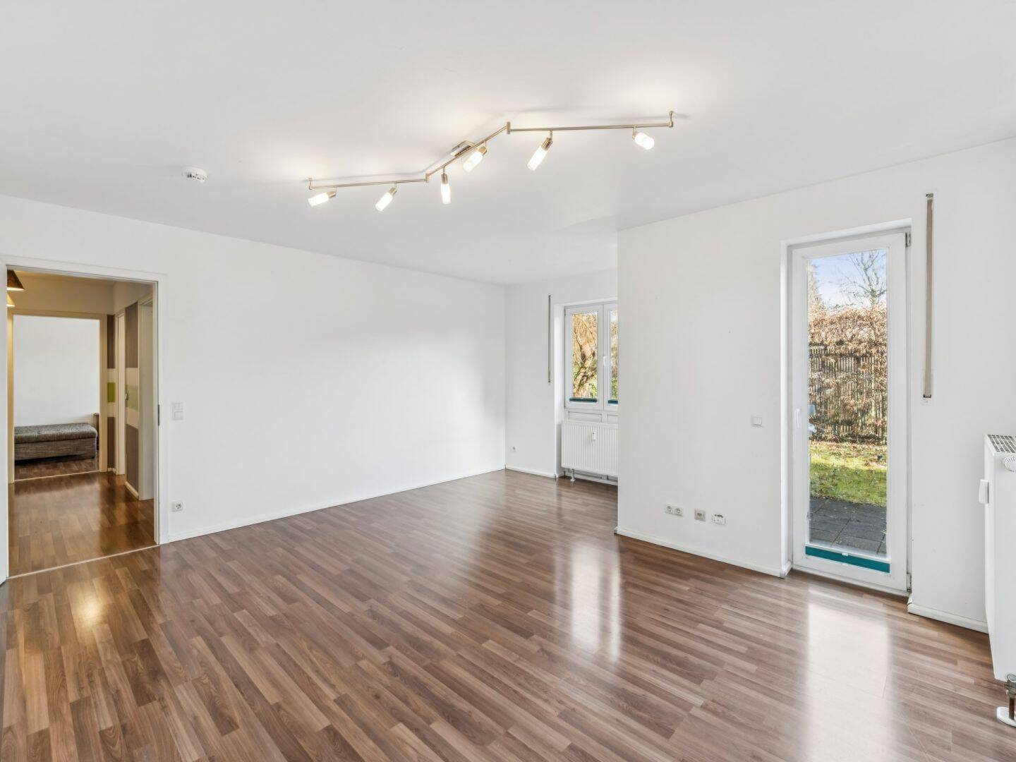 Helle 3-Zimmer-Erdgeschoss-Wohnung mit 60m² Privatgarten sowie Tiefgaragenstellplatz in Moosach – München – Vorschaubild 6