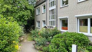 Lichtdurchflutete Erdgeschosswohnung mit Traumgarten und Tiefgaragenstellplatz - Wentzel Dr. – 22391 Hamburg – Vorschaubild 2
