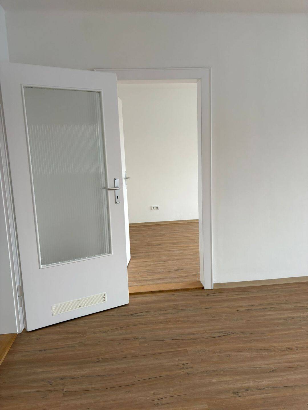 N-Glockenhof, zentrumsnah gelegene, gepflegte 2-ZW in tadellosem Renovierungszustand, mit schönem Balkon, 4.OG. ohne Aufzug!!! – Nürnberg – Vorschaubild 3