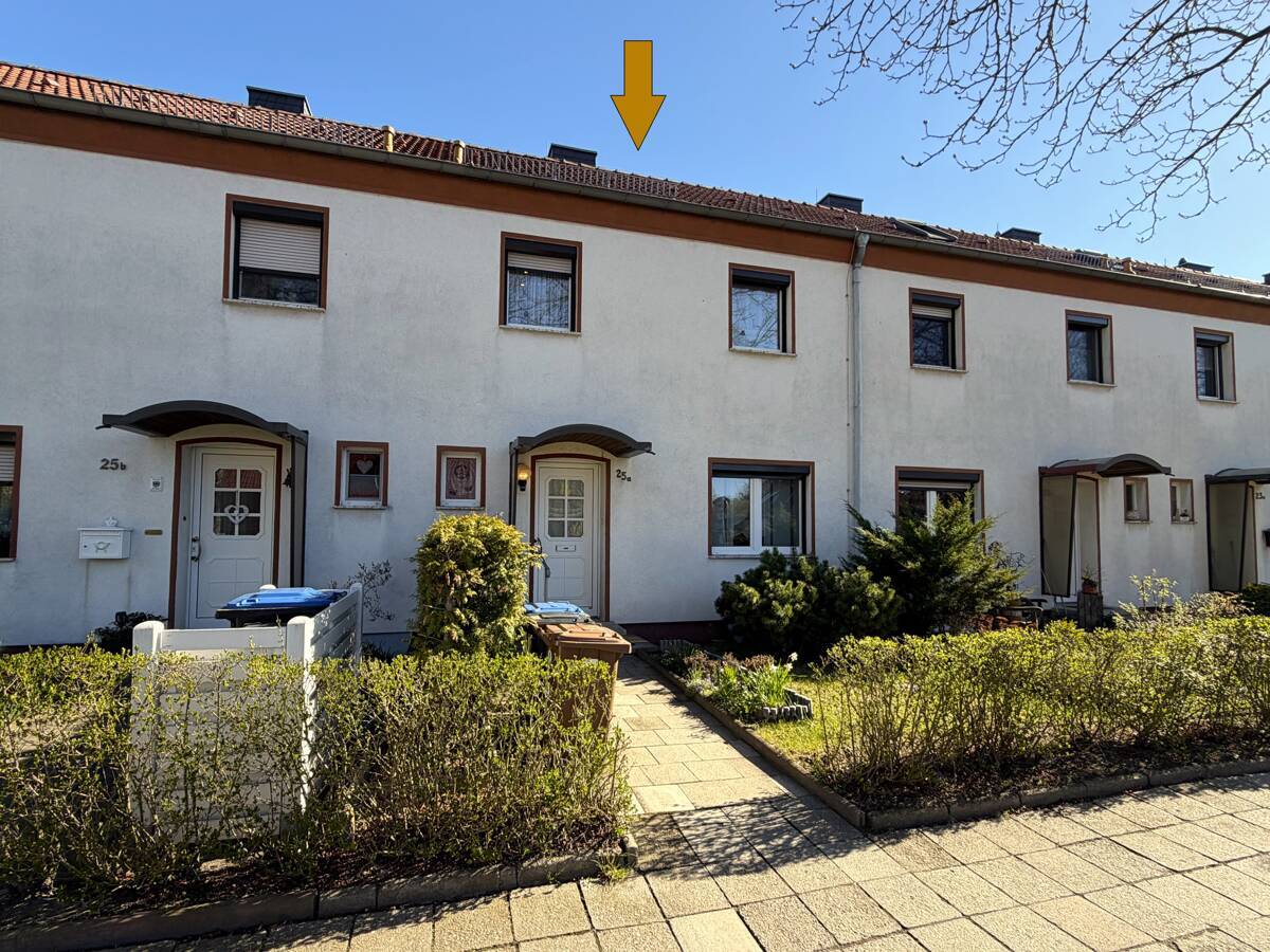 Attraktive Gelegenheit in Wolfen: Reihenmittelhaus mit gepflegtem Garten, Terrasse & Ausbaureserve – Bitterfeld-Wolfen – Bild 1 von 9