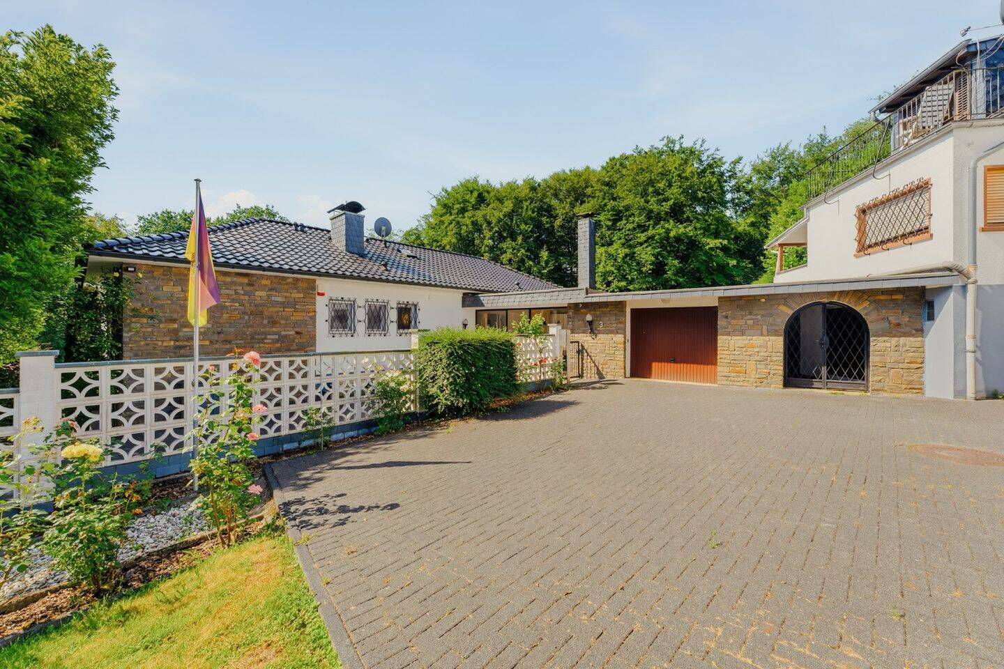 Anwesen zum Wohnen und Arbeiten mit Pool, Sauna und eigenem Wald in Overath – Overath – Vorschaubild 4