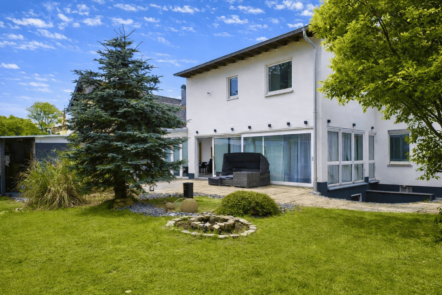 Luxuriöses ZweiFH mit 7 Zi, priv. Spa-Bereich, Garten, Garagen und flexiblen Wohnkonzepten – Duisburg – Vorschaubild 2