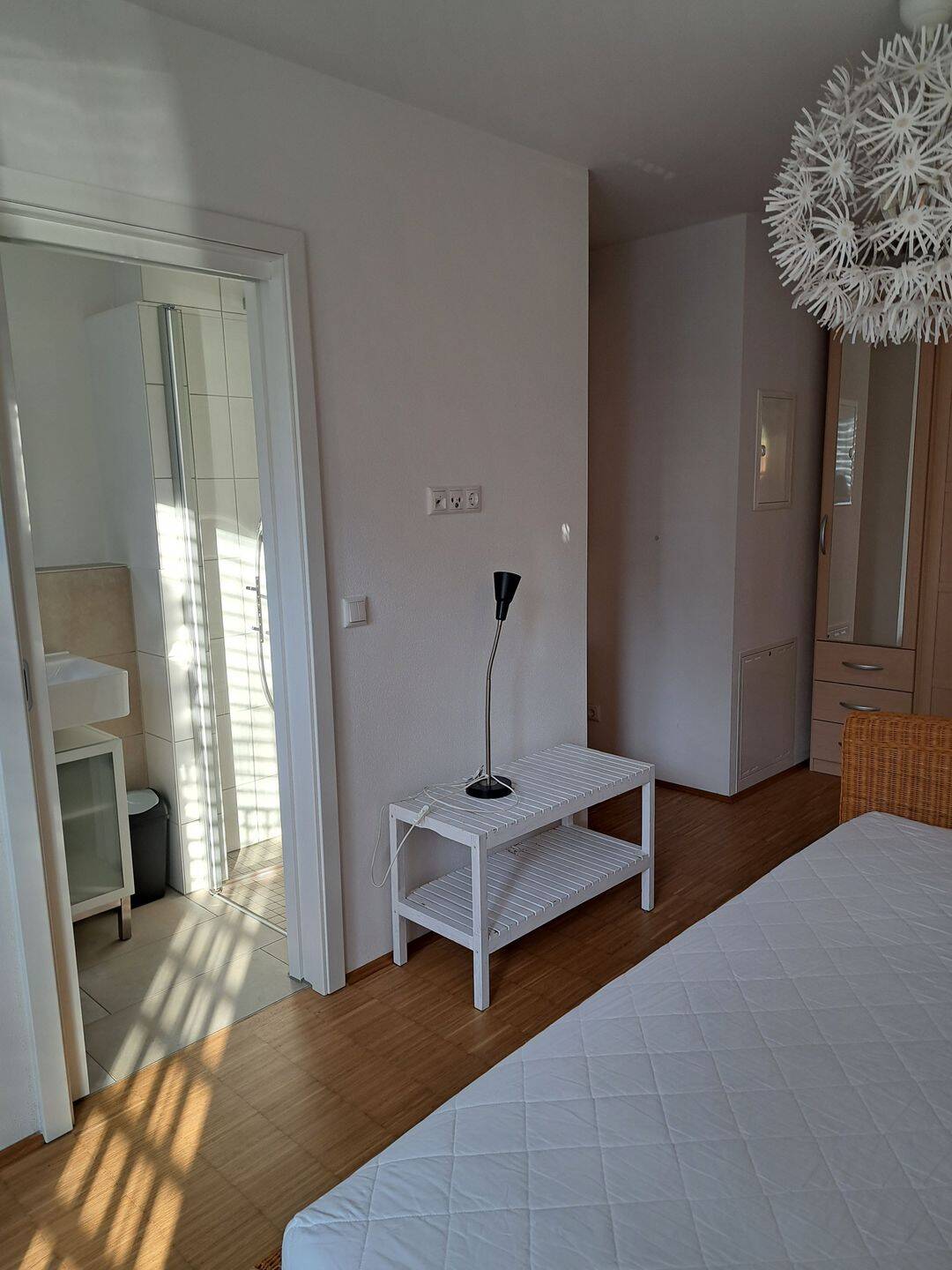 Möblierte 2 Zimmer, Maisonetten-Dachgeschosswohnung mit Dachterrasse, inkl. Nebenkosten – München – Vorschaubild 3