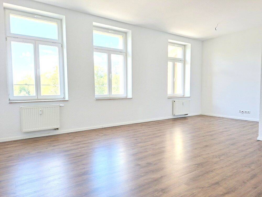 !! 5-Zimmer-Wohnung mit 2 Bädern, 2 Balkonen und PKW-Stellplatz !!