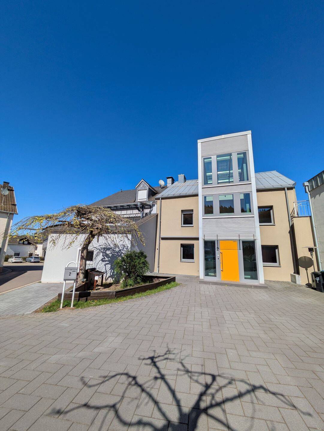 Haus mit zwei Wohnungen in Irsch zu verkaufen – Irsch – Bild 1 von 9