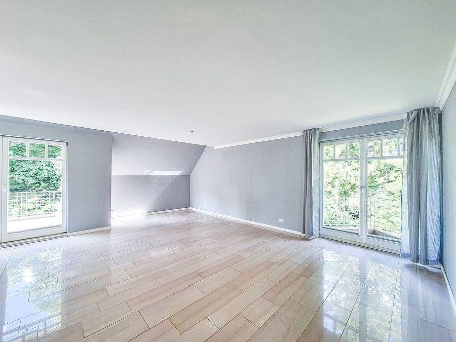 Repräsentative Maisonette-Wohnung mit Einfamilienhaus-Charakter, 4 Balkonen, Doppelcarport u. Sauna! – Groß Grönau – Vorschaubild 2