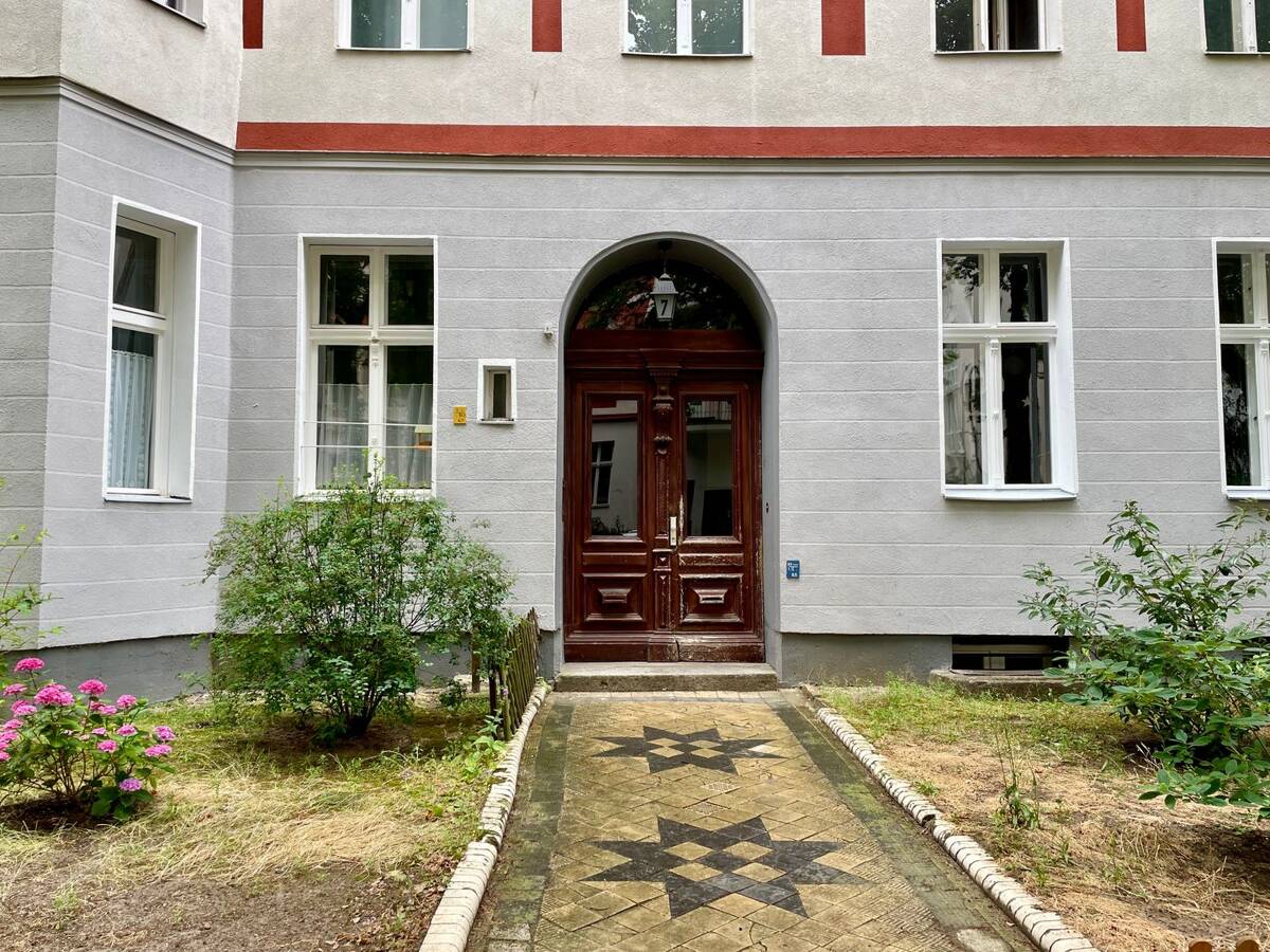 Renovierungsbedürftige Altbauwohnung in einer ruhigen Seitenstraße in Berlin-Schöneberg – 12159 Berlin – Bild 1 von 8