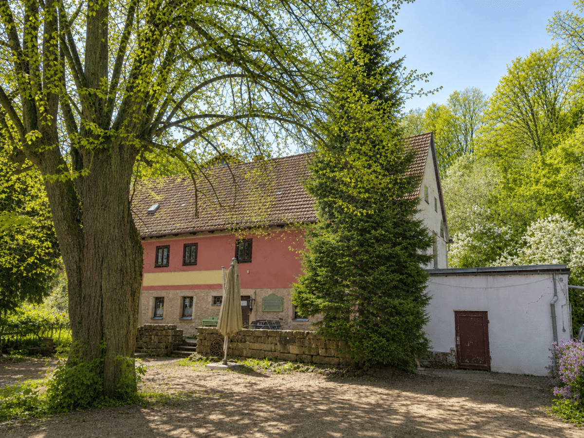 Denkmalgeschütztes Anwesen auf großzügigem Grundstück mit Entwicklungspotenzial! – 1705 Freital – Bild 1 von 3