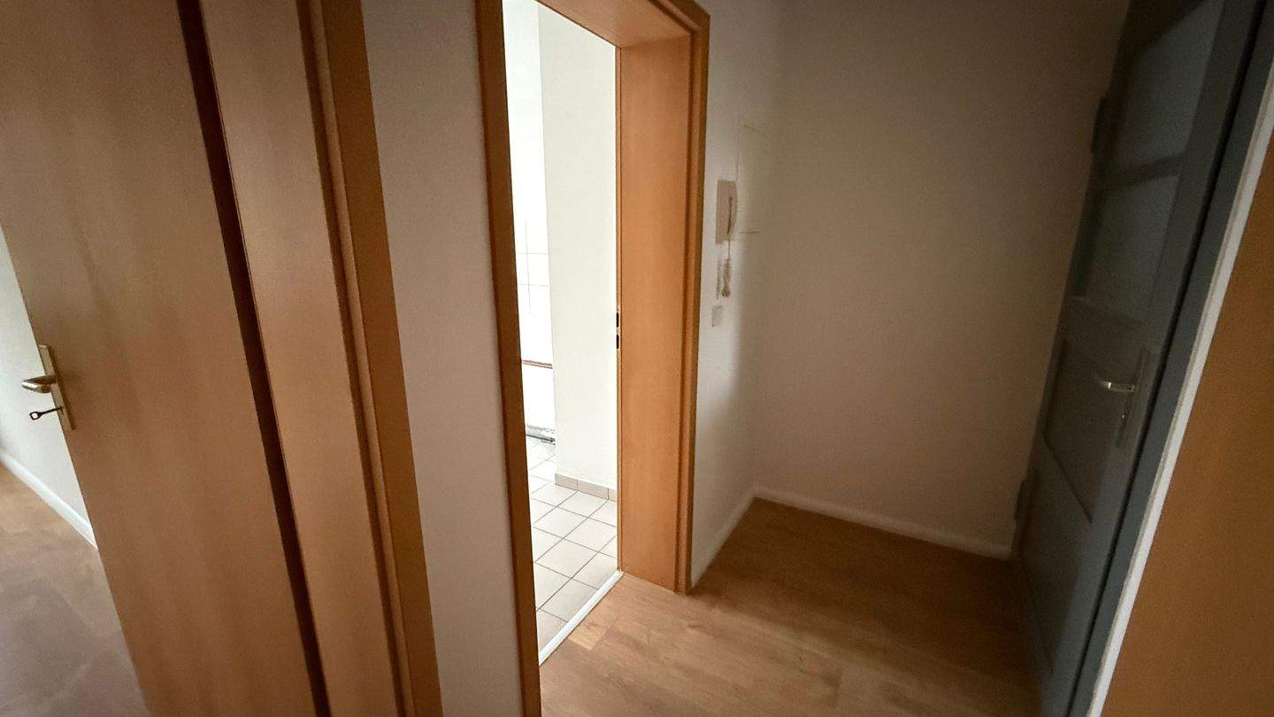 Modernes Laminat / 2. OG / sonniger Balkon - Bad mit Dusche + Fenster !