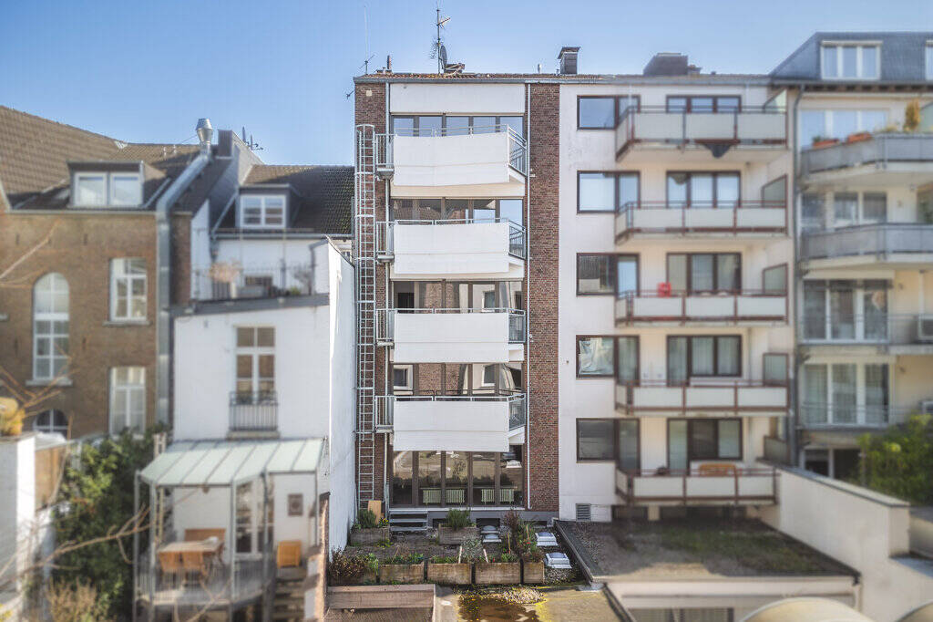 Innerstädtisches, modernisiertes Wohnhaus mit fünf bezugsfreien Wohnungen und zwei Gewerbeeinheiten – Aachen – Vorschaubild 3