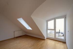 3 Zimmer Dachgeschosswohnung mit Sonnenterrasse und Balkon – 85757 Karlsfeld – Vorschaubild 4
