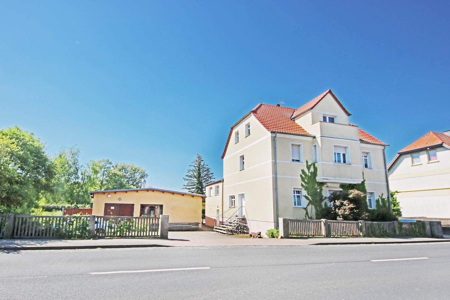 Mehrfamilienhaus mit 3 Wohnungen und großem Werkstattgebäude in Jessen (Elster) OT Holzdorf – Jessen (Elster) – Bild 1 von 9