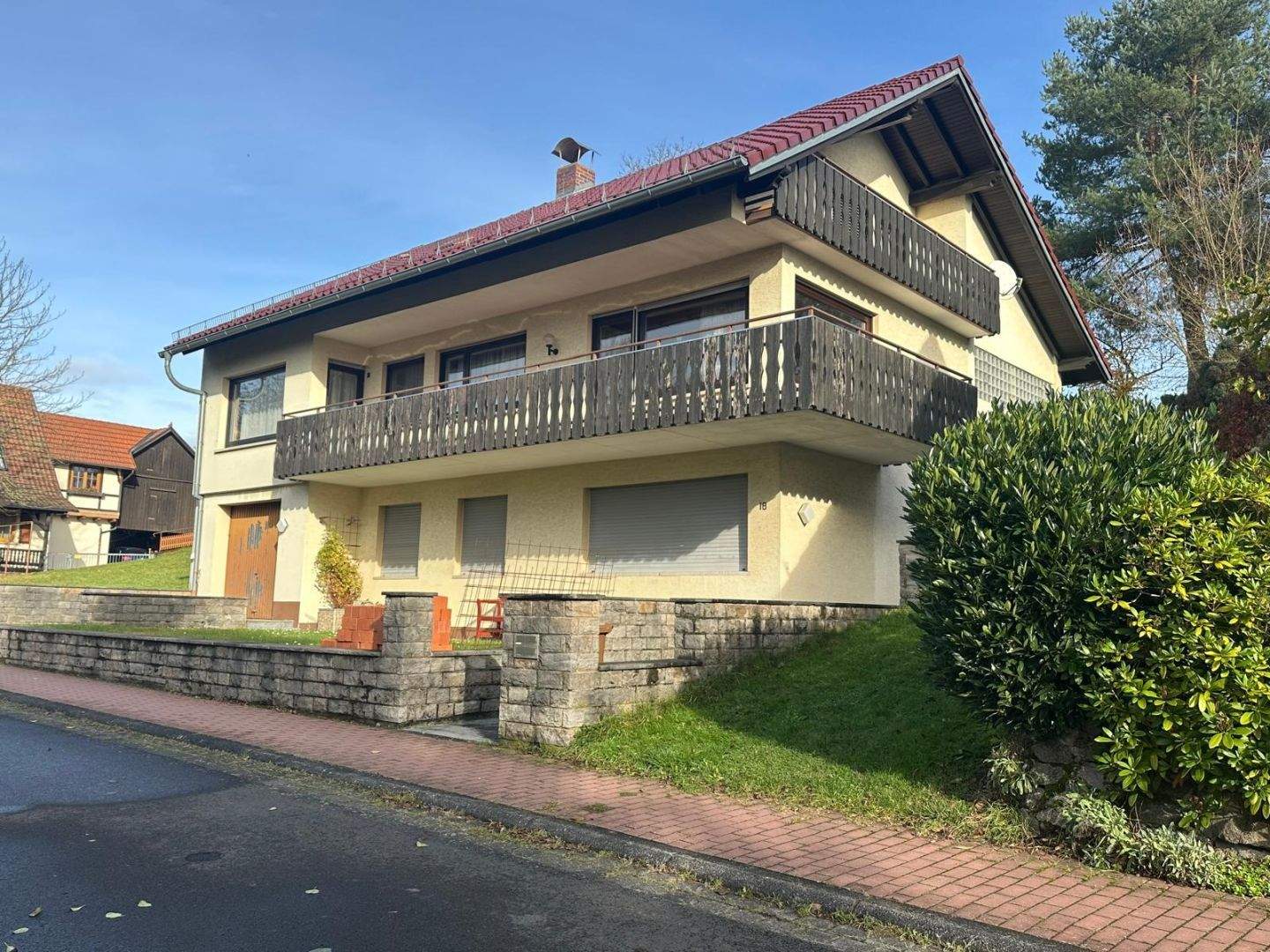 Charmantes Ein- bis Zweifamilienhaus in ruhiger Hanglage von Esselbach inkl. Ausbaureserve – Esselbach – Bild 1 von 9