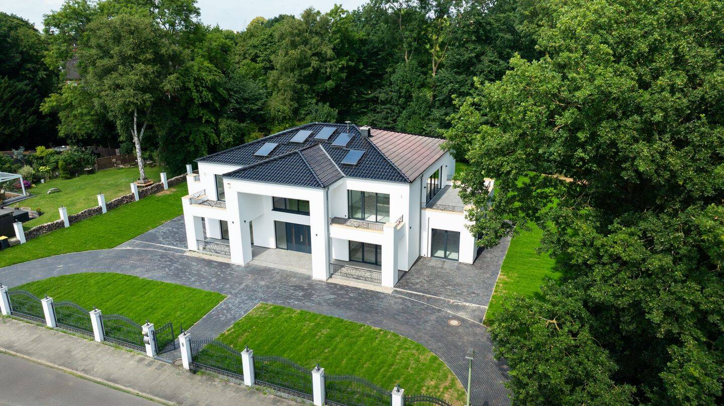 Exklusive Architektenvilla nahe Nordsee | 488 m² Wohnfläche | 1.555 m² Grundstück | provisionsfrei | Bieterverfahren – Bremerhaven – Bild 1 von 9