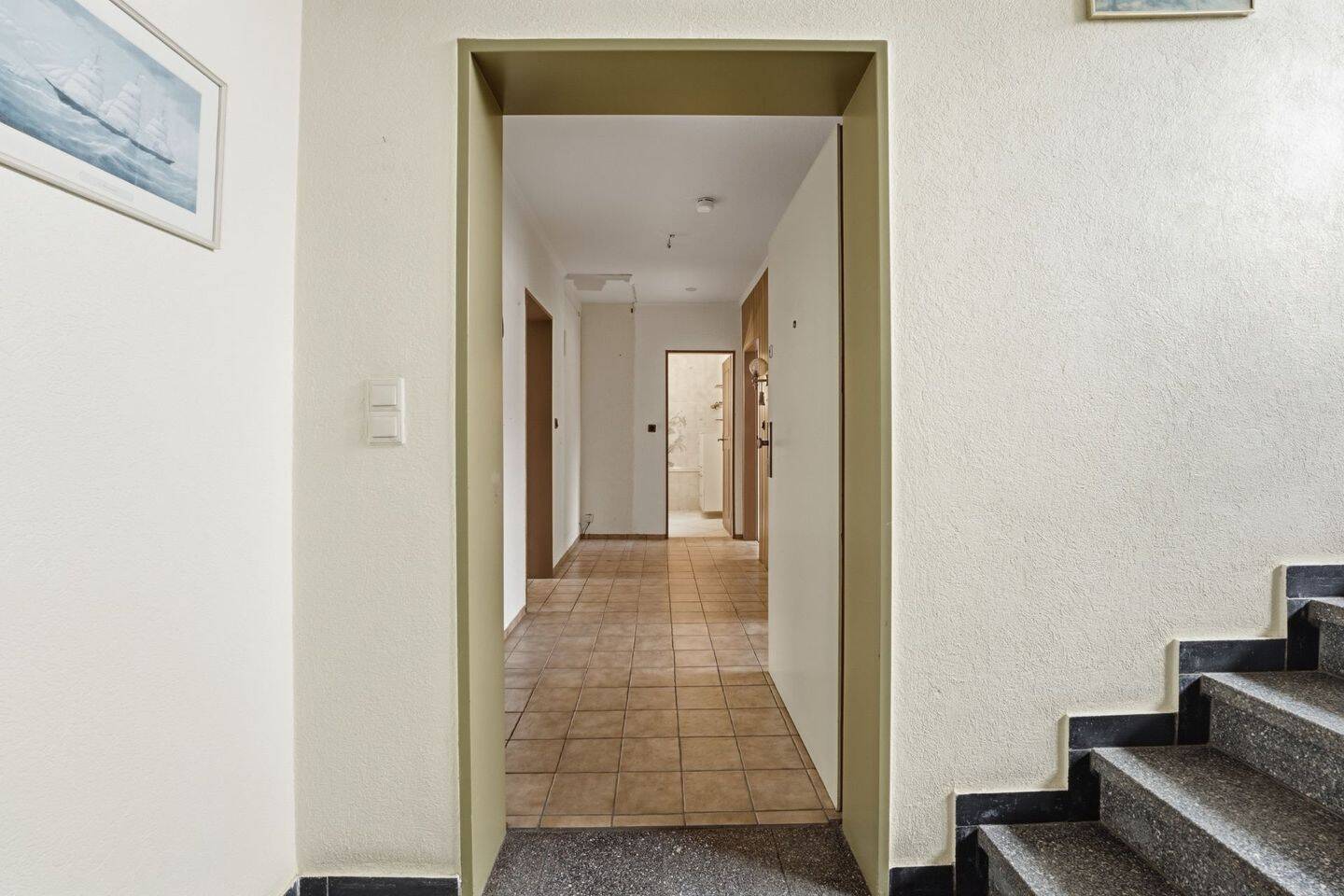 Renovierungsbedürftige 3-Zimmer-Wohnung mit Loggia und Stellplatz in Leverkusen-Rheindorf – Leverkusen – Vorschaubild 2