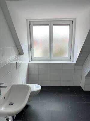 Toll ausgebaute 2 - Zimmer Dachgeschoss Wohnung mit Einbauküche in Zentrumsnähe! – 93055 Regensburg – Vorschaubild 6