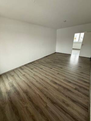 4-Raum Wohnung im 3. OG mit Balkon und Wannenbad OPTIONAL Bodenbelag neu – 6128 Halle (Saale) – Vorschaubild 4