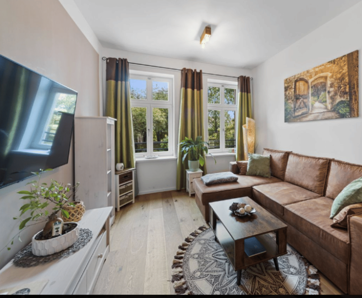ALL-IN-Wohnung zum vorrübergehenden Gebrauch: historischer Dreiseitenhof | FuBo-Heizung | Parkett | E-Boxspringbett – 4356 Leipzig – Bild 1 von 9