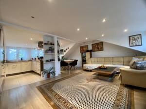 Elegante DG-Wohnung mit Einbauküche und Balkon - Wohnen mit Anspruch – 70565 Stuttgart – Vorschaubild 2
