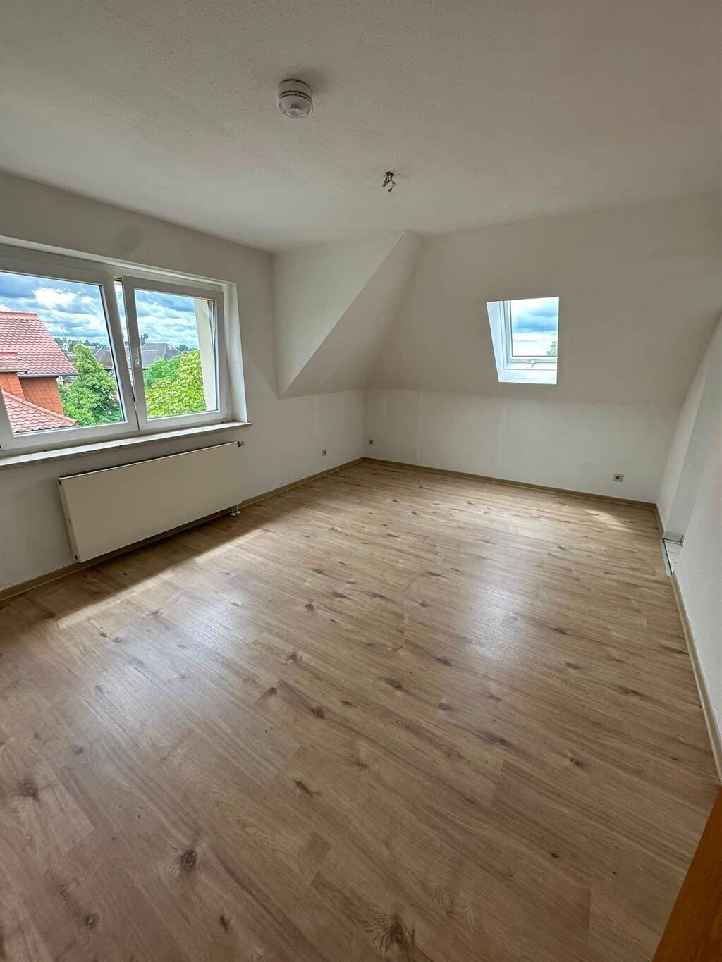 Gemütliche 2-Zimmer mit neuen Laminat und Einbauküche in guter Lage! – Chemnitz – Vorschaubild 3