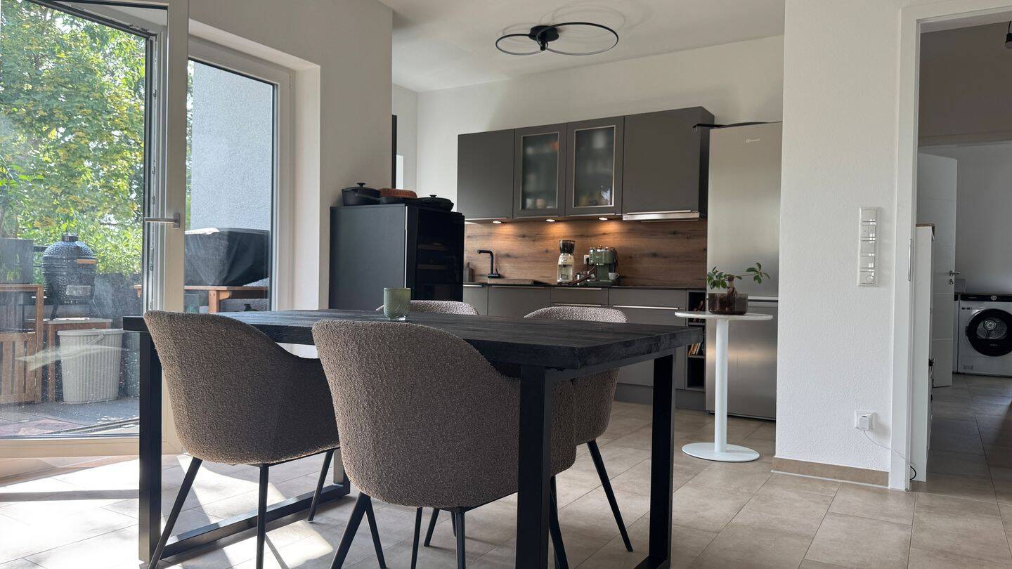Lichtdurchflutete Dachgeschosswohnung mit sonniger Dachterrasse – München – Vorschaubild 3