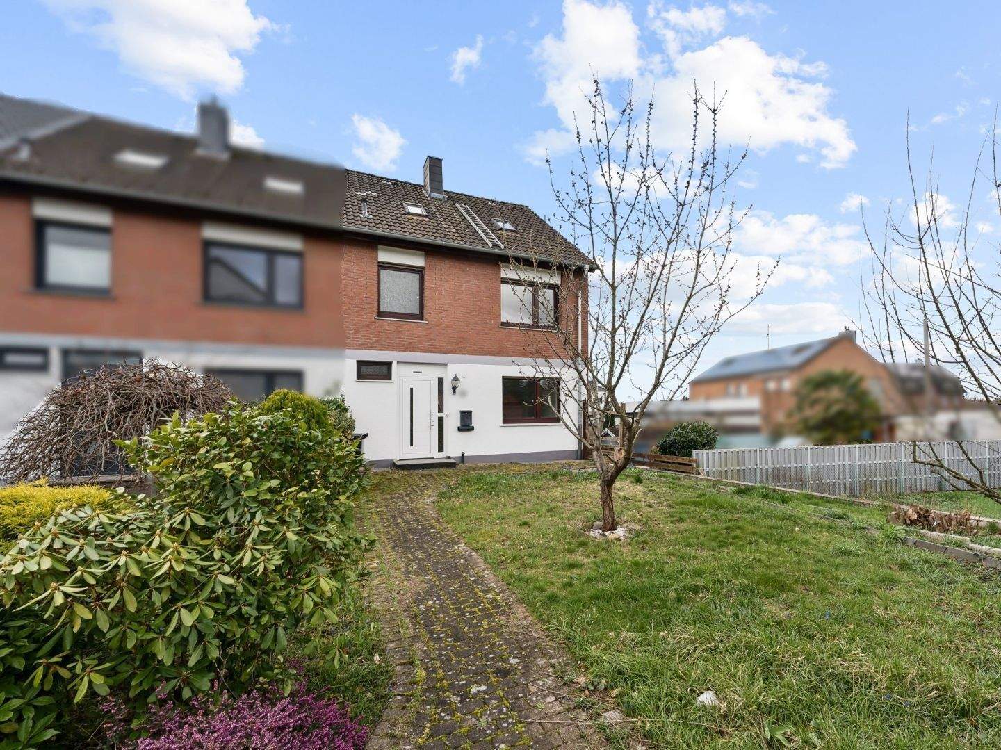 Reihenendhaus mit Balkon, ausgebautem Dachgeschoss und 2 Garagen in Langenfeld-Gladbach – Langenfeld (Rheinland) – Bild 1 von 9