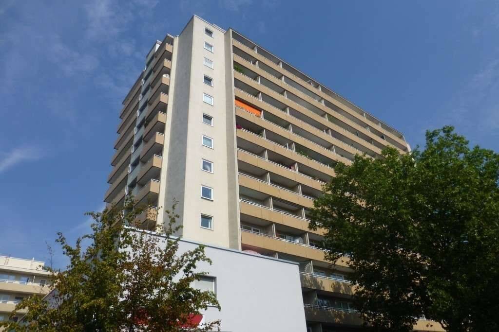 Mit Blick auf die Dächer Gießens: Frisch renovierte, gut geschnittene und helle 3 Zimmer-Wohnung ...