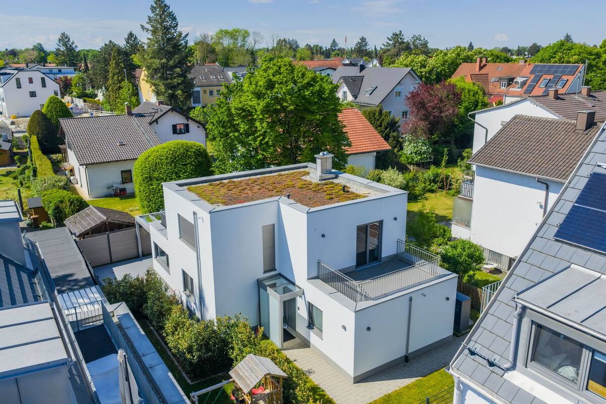 Cooles Designer-Einfamilienhaus im Bauhausstil mit Garten, zwei Dachterrassen und privatem Spa – 80997 München – Bild 1 von 9