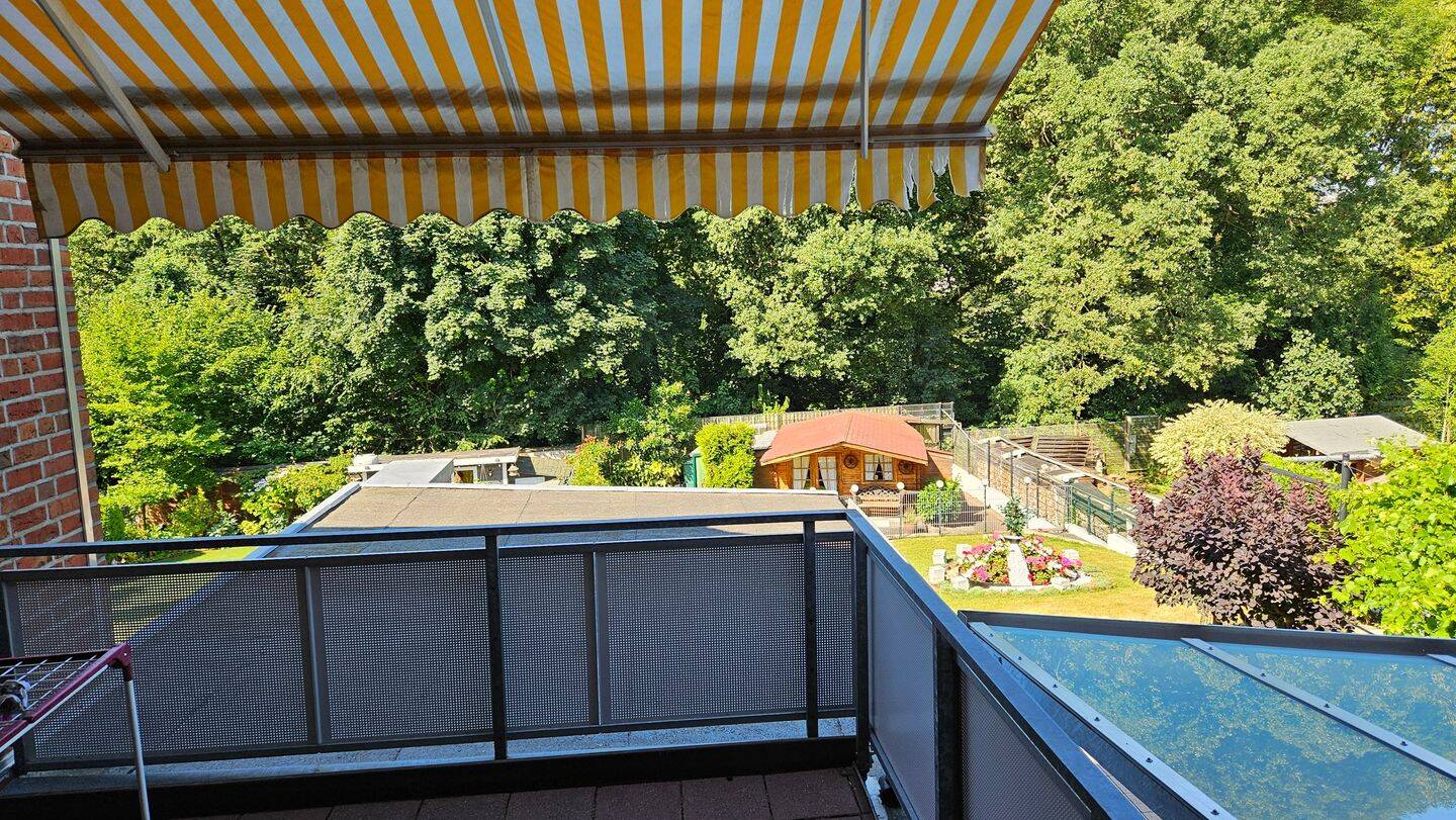 Schöne 3-Zimmerwohnung für 2 Personen, freundliche Gemeinschaft Sicht vom Balkon in 30 m nahen Par