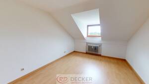 Licht. Raum. Südbalkon. 2 Zimmer DG Wohnung mit Einbauküche ++Decker Immobilien++ – 84478 Waldkraiburg – Vorschaubild 6