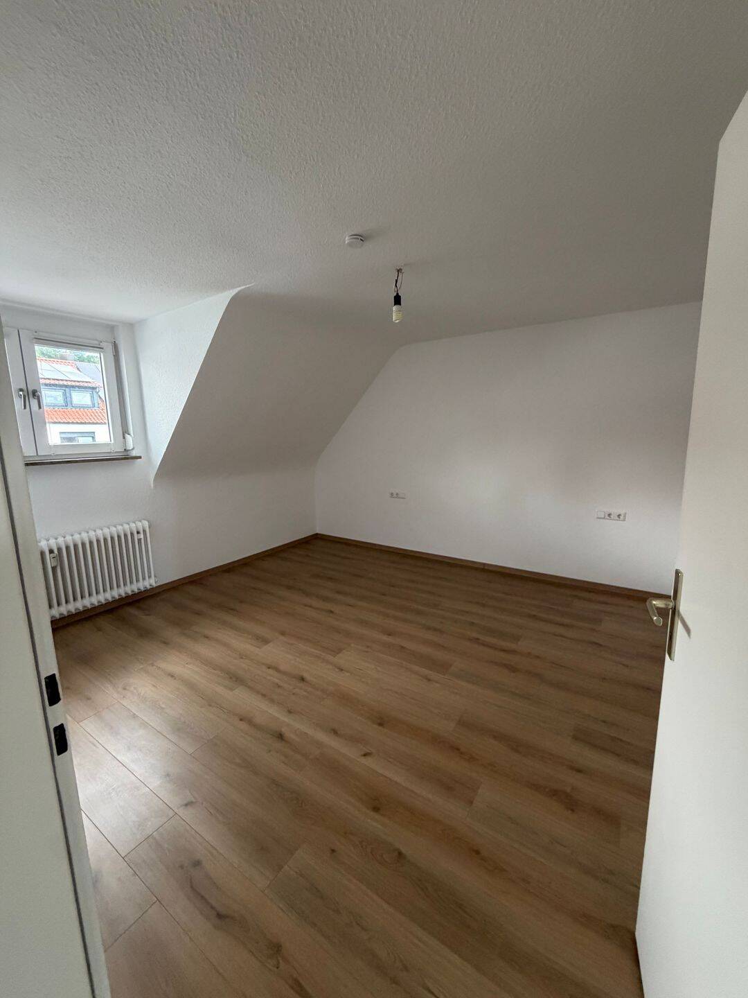 Renovierte-2-Zimmer-Wohnung in Stuttgart-Feuerbach mit Einbauküche – Stuttgart – Vorschaubild 3