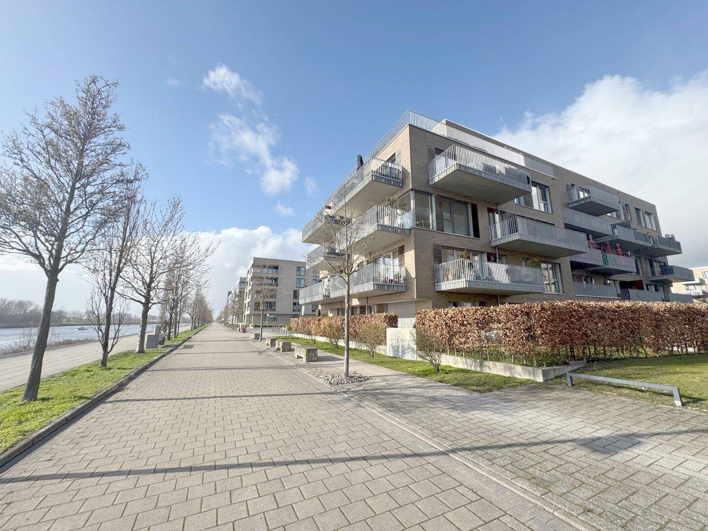 Luxuriöse Eigentumswohnung mit Kamin, Einbauküche und zwei Stellplätzen in moderner Anlage in der Überseestadt – Bremen – Bild 1 von 9